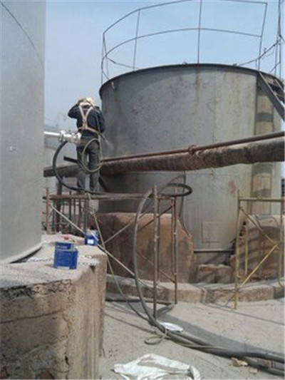 石油罐体防爆除锈.jpg