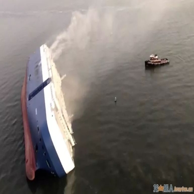 突發(fā)！載四千輛汽車滾裝船傾覆！船體仍在傾斜中